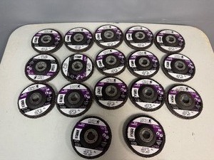 lot 27 image: CSW Abrasives PSG eXtreme II Flap Disc 4 12 x 78 (Qty 17)