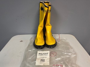 lot 65 image: 17 Yellow Slush Boots (Size 9)