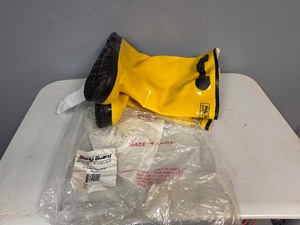 lot 66 image: 17 Yellow Slush Boots (Size 11)