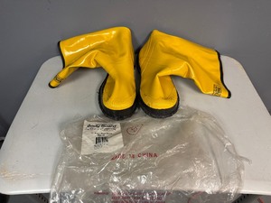 lot 67 image: 17 Yellow Slush Boots (Size 13)
