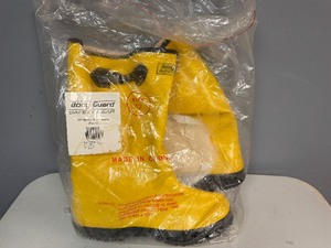 lot 83 image: 17 Yellow Slush Boots Size 12
