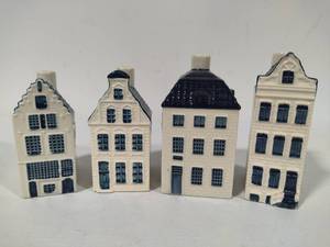 lot 6 image: Blue Delfts Houses Exclusively Made for KLM by Bols