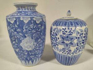lot 26 image: Blue & White Large Decorative Jars