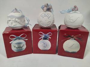 lot 31 image: Lladro 2000, 2001 & 2002 Round Ball Christmas Ornaments wBox