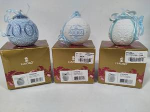 lot 33 image: Lladro 2008, 2009 & 2010 Round Ball Christmas Ornaments wBox