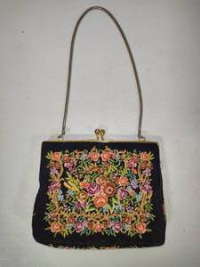 lot 67 image: Vintage Embroidered Ladies Purse