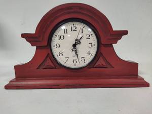 lot 69 image: Creative Co-op Mantle Clock