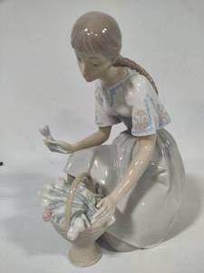 lot 101 image: Lladro Girl with Tulips #4720