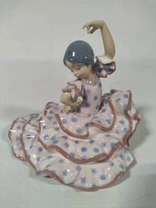 lot 104 image: Lladro Spanish Dancer #5390