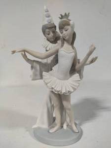 lot 106 image: Lladro Carnival Couple #4882