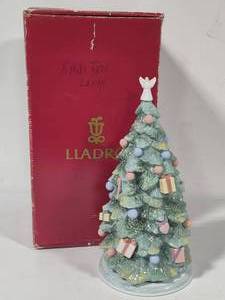 lot 107 image: Lladro Twas the Night Before Christmas Tree #6670