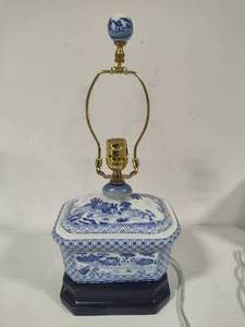 lot 72 image: Blue & White Lamp (No Shade)