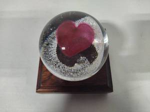 lot 83 image: Signed Caithness Sweetheart Art Glass Paperweight