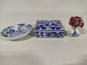 lot 143 image: Blue & White Soap Dish, Trinket Box & Small Vase