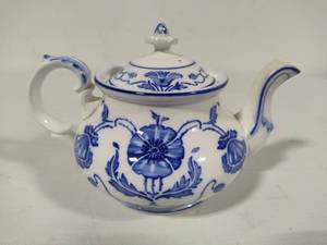 lot 146 image: Villeroy & Boch Porcelain Teapot