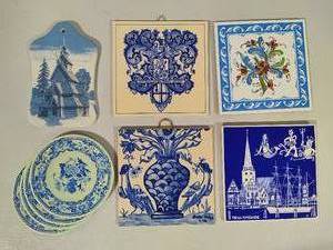 lot 148 image: Assortment of Hanging Tiles, Trivets & Coasters