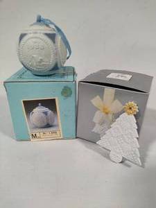 lot 151 image: Lladro 1988 VIntage Round Ball Christmas & Flat Tree Ornamets wBox