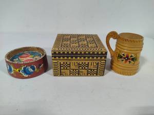 lot 175 image: Russian & Norwegian Themed Decor