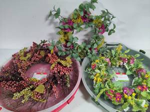 lot 190 image: Berry & Floral Wreaths wWreath Box Storage Containers