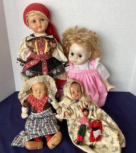 lot 9 image: Group of 6 Vintage Dolls