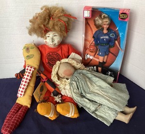 lot 11 image: Group of 4 Modern Dolls