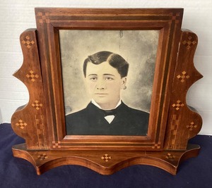 lot 41 image: Antique Inlaid Tabletop Photo Frame