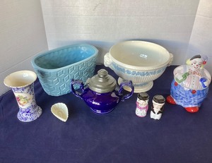 lot 67 image: Mixed Group Vintage Ceramics