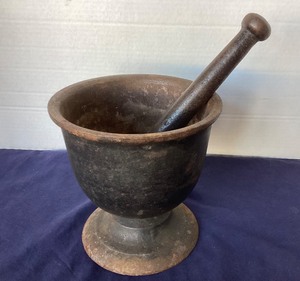 lot 74 image: Large Antique Cast Iron Mortar and Pestle