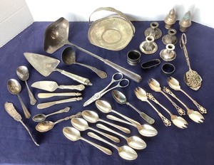 lot 81 image: Large Group Assorted Vintage Silverplate