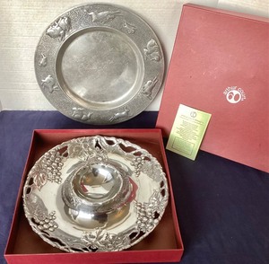 lot 87 image: Pair of Arthur Court Serving Pieces