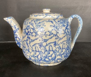 lot 108 image: Antique Spongeware Teapot