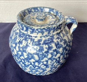 lot 110 image: Antique Spongeware Beanpot