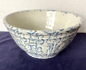 lot 114 image: Antique Spongeware Mixing Bowl #1