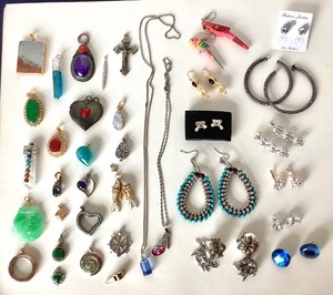 lot 161 image: Group of Costume Jewelry Earrings and Pendants