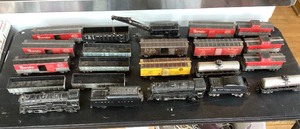 lot 169 image: Group of Vintage Lionel Train Cars and Accessories