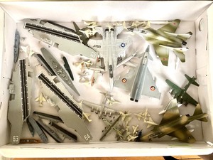 lot 170 image: Large Group of Vintage Toy Planes and Ships