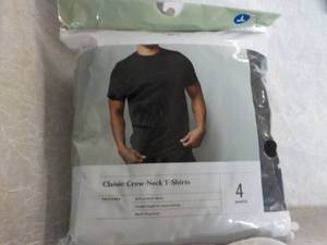 lot 268 image: 4 Classic Neck T-shirts size Large...