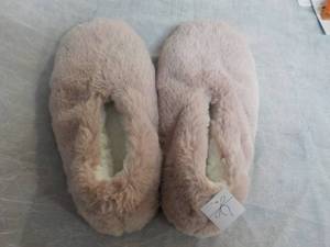 lot 291 image: Size Large Pink Slippers...