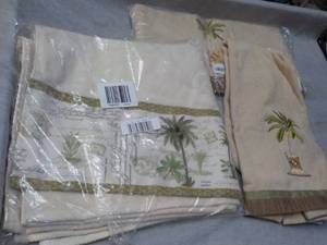 lot 12 image: 3 Towels Palm Tree Dcor...