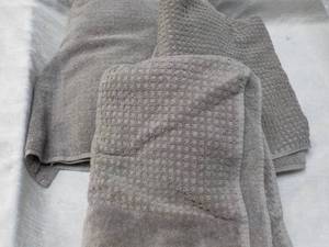 lot 13 image: 3 Madison Park Bath Towels...