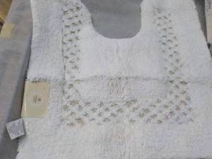 lot 19 image: Classy Contour Bath Mat 20 x 20...