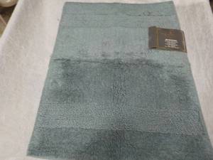lot 26 image: Fieldcrest Heritage Spa Bath Rug...