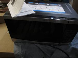 lot 83 image: New Avanti .9 cf microwave...