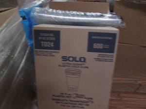 lot 206 image: 600 Clear plastic Solo cups...