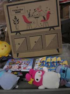 lot 19 image: TV art box with other toys...
