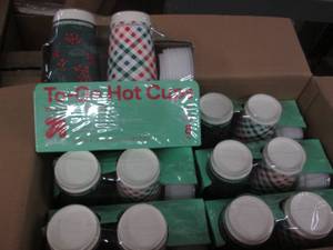 lot 32 image: Case of 6 16 count insulated hot cu...