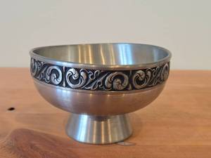 lot 11 image: Vintage Pewter Footed Bowl by Vaga Norsk Tinn (Norway)  Ornate Rosemailing design  #31 3 12 x 6 12