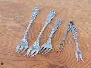 lot 37 image: Lot of (5) 83-grams (total) Sterling Silver Dessert  Appetizer Forks (assorted)