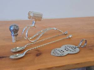 lot 42 image: 447-grams (total) Silverplated Wine Bottle Pourer, Wine Bottle Stopper, Bar Spoons (x2) 11, PieCake Server