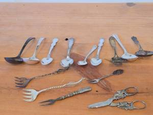 lot 45 image: Lot of (14) 294-grams (total) Silverplated Forks and Spoons